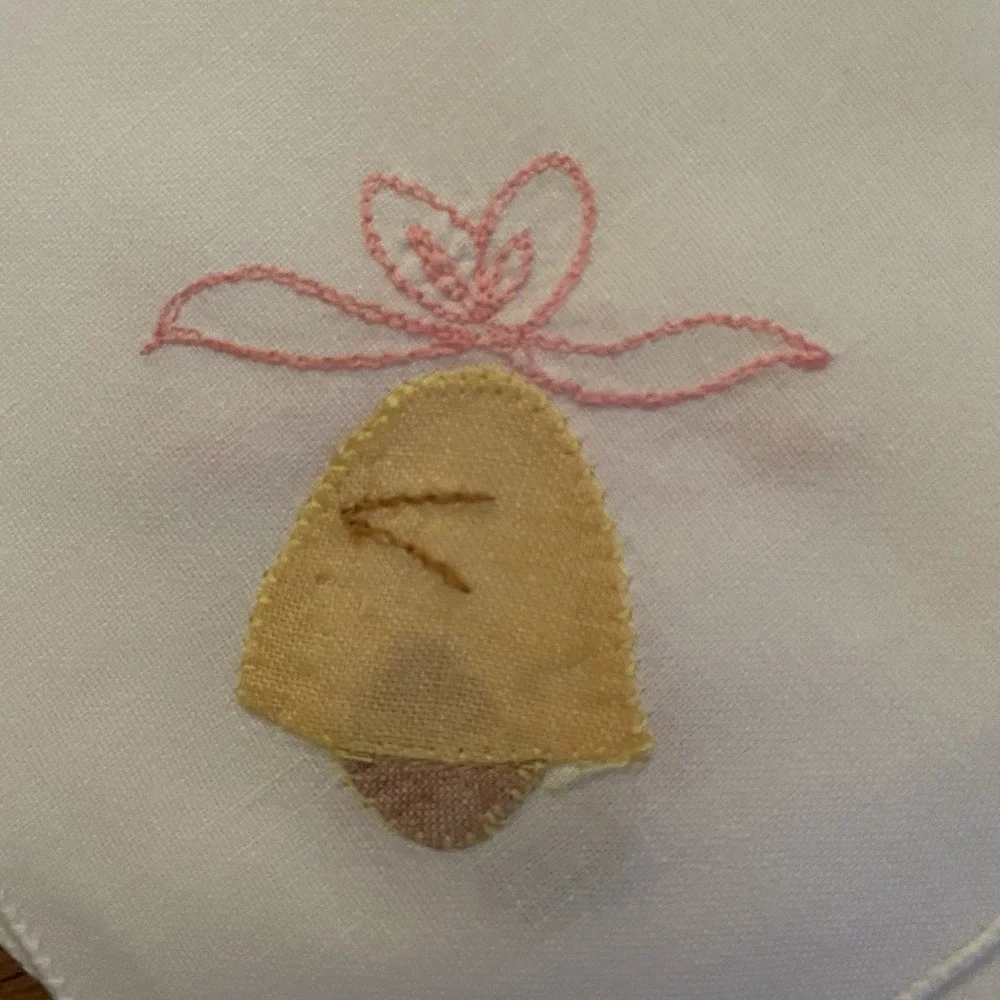 Set Of 8 Vintage Embroidered Bell Appliqué Napkins Cotton Blend Scalloped Edges